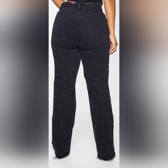 PrettyLittleThing Long Leg Straight Jeans with Distressed Hem in black - Picture 3 of 12